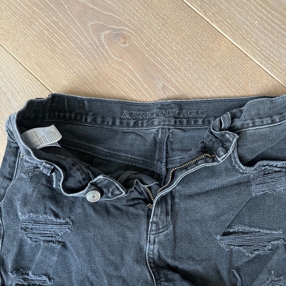 American Eagle Black Distressed Mom Jean Shorts Size 4 - Picture 3 of 4